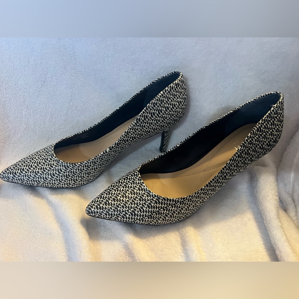 Alfani StepNFlex  Black and White with silver Thread-Pointed Toe Heels NWOT
